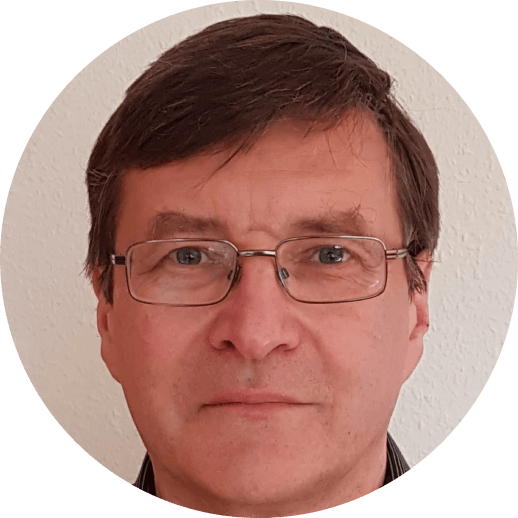 Stefan Dickmann Portrait von Stefan Dickmann: Mann mit kurzen dunklen Haaren und Brille im karierten Sakko